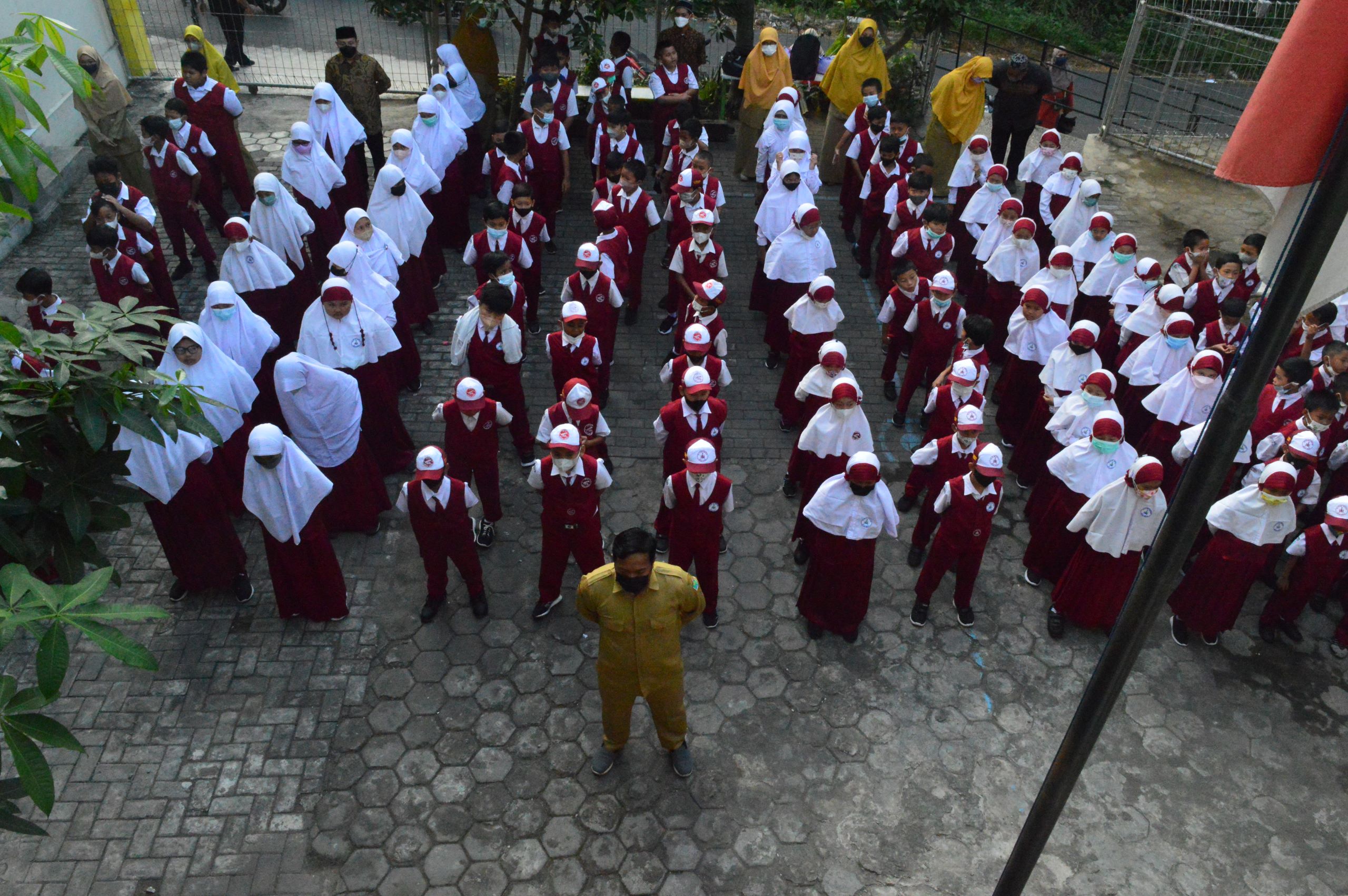 Upacara Bendera Siswa SD