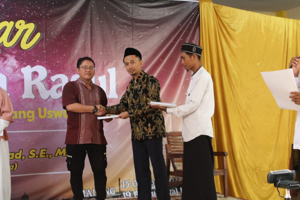 Uang santunan diberikan ketua Yayasan untuk Dhuafa yang diwakili oleh Pak Didik untuk disalurkan