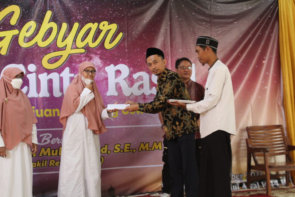Uang santunan diberikan ketua Yayasan untuk anak Yatim yang diwakili oleh Ustdh Dewi untuk disalurkan