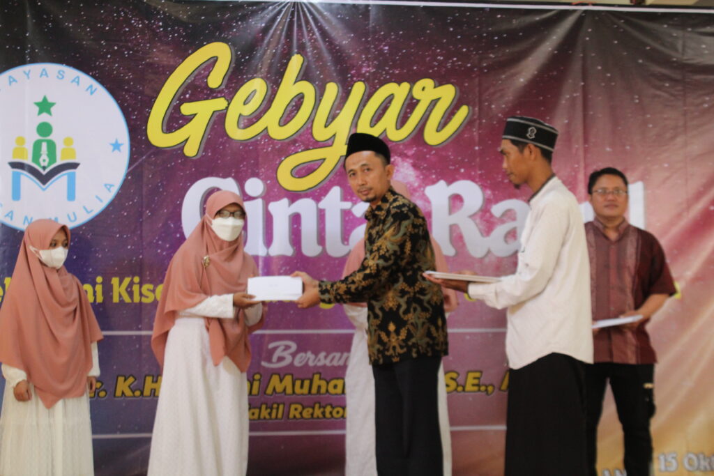 Uang santunan diberikan ketua Yayasan untuk anak Yatim yang diwakili oleh Ustdh Ida untuk disalurkan