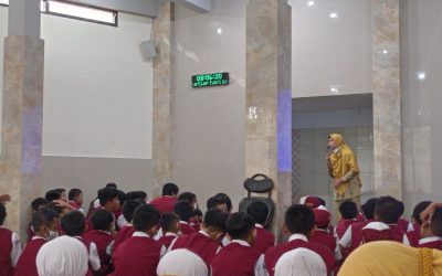 Pembiasaan Shalat dan berdzikir Siswa-Siswi SDIT